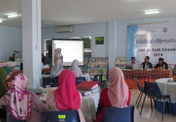 Suasana Akreditasi yang dilaksanakan di Library SMP-SD Al-Fath Cirendeu