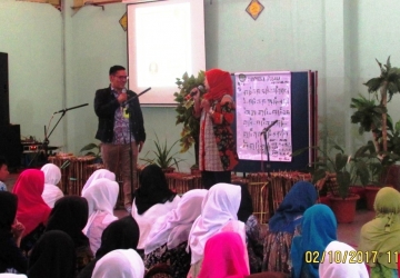 Ms Ninik Hariyani Kepala sekolah SMP Al-Fath Memberikan Sambutan