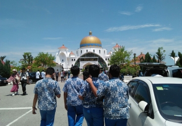 Shalat Jumat Masjid Selat Malaka