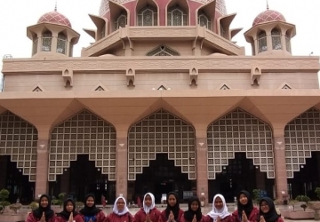 Beribadah di Masjid Pink dan Masjid Kuning di wilayah Putra Jaya