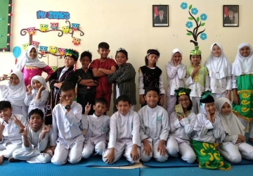 Kegiatan presentasi tentang keberagaman Indonesia di kelas