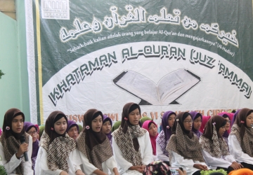 Siswa-Siswi Grade 6 melantunkan ayat-ayat suci Al-Qur'an dengan khidmat.