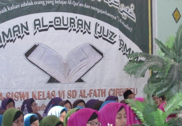 Siswa-Siswi Grade 6 melantunkan ayat-ayat suci Al-Qur'an dengan khidmat.