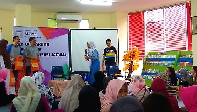 Presentasi KBM oleh siswa SMP Al-Fath